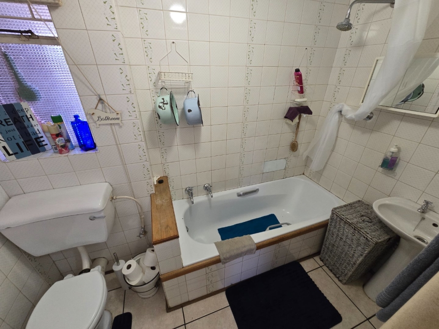 2 Bedroom Property for Sale in Kannoniers Park North West